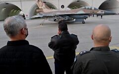 تصویر: بنی گانتز وزیر دفاع، چپ، در پایگاه هوایی «رمات دیوید» که آشیانهٔ شماری اسکادران جت های جنگندهٔ اف۱۶ است؛ ۲۸ دسامبر ۲۰۲۱. (Ariel Hermoni/Defense Ministry)