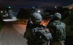 تصویر: نیروهای ویژهٔ اسرائیل برای دستگیری مردان مظنون به تیراندازی مرگبار هفتهٔ جاری، مقابل ناحیهٔ خارج-از-محدودهٔ «حُمِش» در کرانهٔ باختری، به روستای «صلات الحریثیه» در نزدیکی «جنین» یورش بردند؛ ۱۹ دسامبر ۲۰۲۱. (Israel Defense Forces)