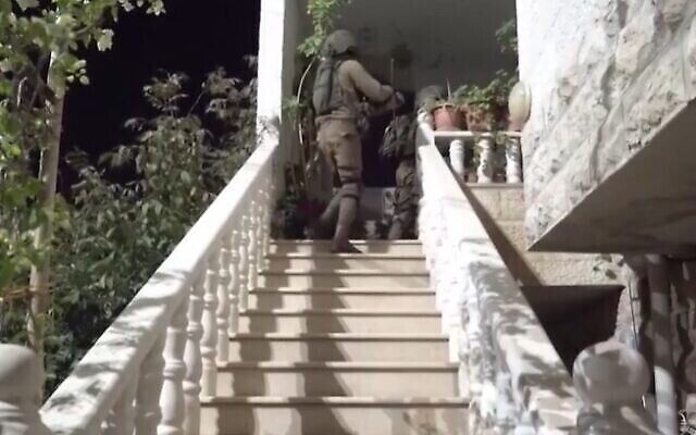 تصویر: سربازان نیروهای دفاعی اسرائیل حین یورشی که برای دستگیری در ناحیهٔ حبرون انجام شد. 
(Screencapture/Channel 13)