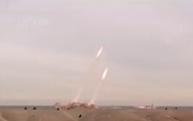 تصویر: ایران گفت در رزمایش ۲۴ دسامبر ۲۰۲۱ اقدام به شلیک ۱۶ موشک بالستیک کرده است. (Screen grab)