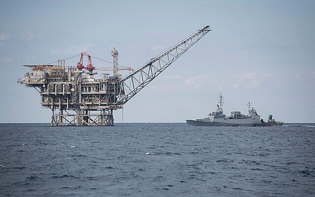 تصویر: عکس بدون تاریخ از یک کوروِت سعار ۵ نیروی دریایی اسرائیل حین نگهبانی از پلتقرم استخراج گاز طبیعی در آبهای اسرائيل. (Israel Defense Forces)