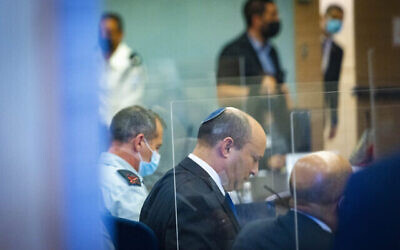 تصویر: نفتالی بنت نخست وزیر اسرائيل در جلسهٔ کمیتهٔ امور خارجی و دفاعی کنست، اورشلیم، ۱۰ ژانویه ۲۰۲۲. 
(Olivier Fitoussi/Flash90)