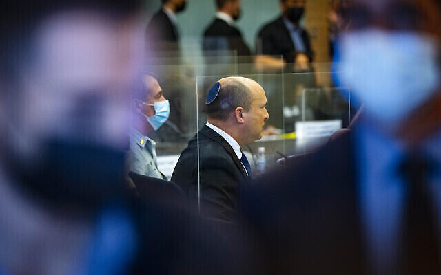 تصویر: نفتالی بنت نخست وزیر در جلسهٔ کمیتهٔ امور دفاعی و خارجی کنست، اورشلیم، ۱۰ ژانویهٔ ۲۰۲۲. 
(Olivier Fitoussi/Flash90)