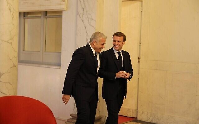 تصویر: «یائیر لپید»، چپ، حین گفتگو با «امانوئل مکرون» رئیس جمهوری فرانسه در پاریس، ۳۰ نوامبر ۲۰۲۱.
(MFA/Quentin Crestinu)