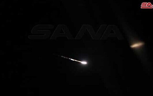 تصویر: یک موشک ضدهوایی سوریه حین یکی از حمله های هوایی منتسب به اسرائيل در نزدیکی دمشق شلیک شده است؛ ۹ فوریهٔ ۲۰۲۲. یک موشک انحرافی ضدهوایی بر فراز آسمان شمال اسرائیل منفجر شد. (SANA)