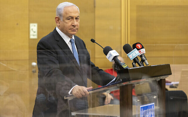 تصویر: بنیامین نتانیاهو نمایندهٔ کنست در ریاست جلسهٔ حزب «لیکود» در کنست، اورشلیم، ۱۴ فوریهٔ ۲۰۲۲. 
(Olivier Fitoussi/Flash90)