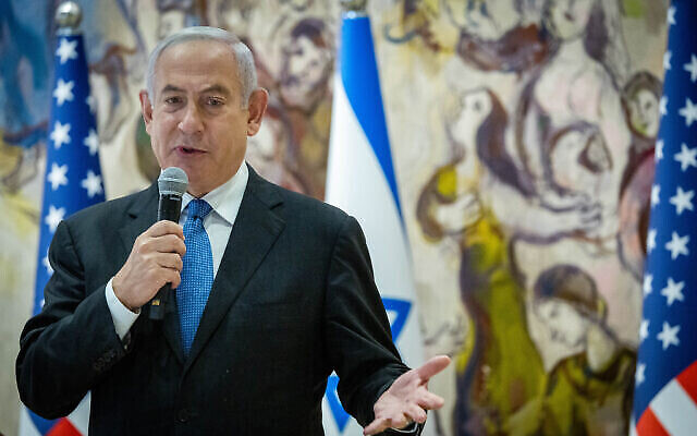 تصویر: بنیامین نتانیاهو رهبر اپوزیسیون، و نخست وزیر پیشین اسرائيل حین گفتگو با هیئت «کنفرانس رؤسای سازمانهای بزرگ یهودیان ایالات متحده» در کنست، اورشلیم، ۲۲ فوریهٔ ۲۰۲۲. 
(Yonatan Sindel/Flash90)