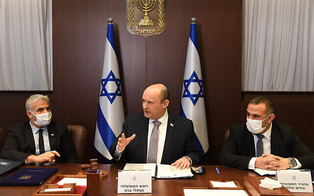 ‌تصویر: نفتالی بنت نخست وزیر اسرائيل، وسط، حین سخن در جلسهٔ هفتگی کابینه در اورشلیم، ۶ فوریه ۲۰۲۲. 
(Haim Zach/ GPO)
