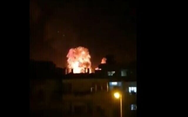 تصویر:‌ انفجاری که در ۲۸ دسامبر ۲۰۲۱ پس از حملهٔ هوایی اسرائيل در بند لاذقیهٔ سوریه مشاهده شد.
(Screen capture/Twitter)