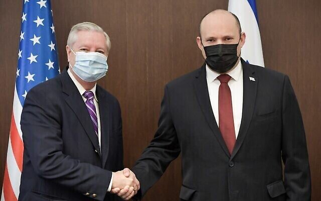 تصویر: نفتالی بنت نخست وزیر اسرائیل، راست، بهمراه «لیندسی گراهام» سناتور ایالات متحده در دفتر نخست وزیر در اورشلیم، ۱۴ فوریهٔ ۲۰۲۲. (Koby Gideon/GPO)