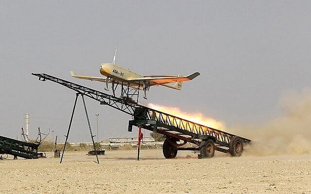 تصویر: در عکسی از وبسایت جام جم، ۲۵ دسامبر ۲۰۱۴، پرتاب پهباد ساخت ایران در تمرینات نظامی در بندر جاسک، جنوب ایران مشاهده می شود. (AP Photo/Jamejam Online, Chavosh Homavandi, File)