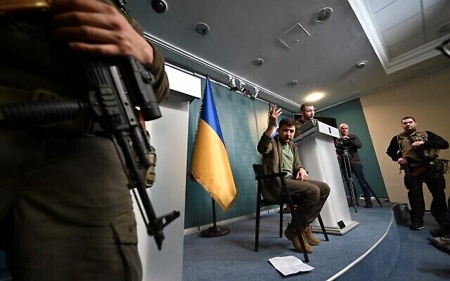 ‌تصویر: ولودیمیر زلنسکی رئیس جمهور اوکراین حین گفتگو در کنفرانس خبری در کییف، ۳ مارس ۲۰۲۲. 
(Sergei Supinsky/AFP)