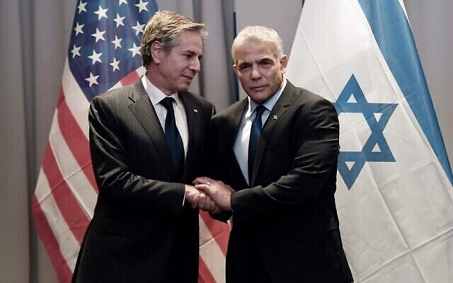 تصویر: آنتونی بلینکن وزیر خارجهٔ ایالات متحده، چپ، در ملاقات با یائیر لپید وزیر خارجهٔ اسرائیل در ریگا، لتونی، ۷ مارس ۲۰۲۲. (Olivier Douliery/Pool/AFP)