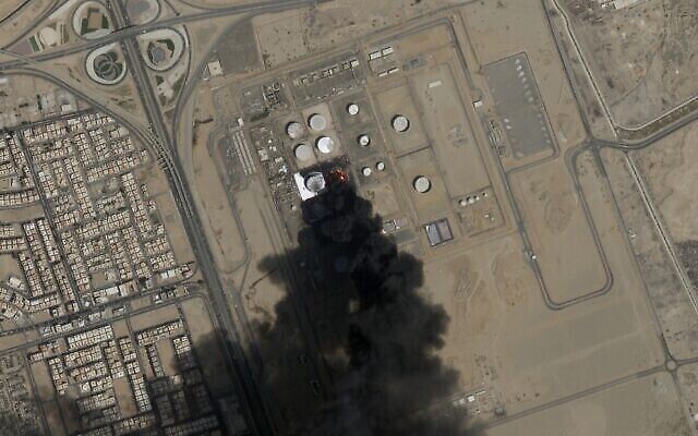 تصویر: تصاویر ماهواره ای کمپانی Planet Labs PBC نشان می دهد در پی حملهٔ حوثی های یمن در ۲۶ مارس ۲۰۲۲ به «بالک پلانت جدهٔ شمالی»، کمپانی آرامکوی سعودی که پیش از مسابقهٔ Formual One جده روی داد، شعله های هنوز زبانه می کشد. (Planet Labs PBC via AP)