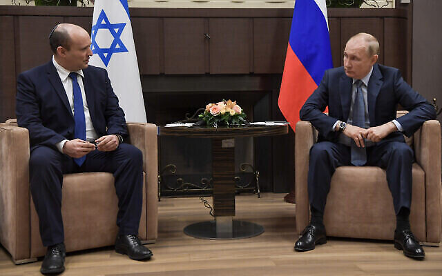 تصویر: نفتالی بنت نخست وزیر، چپ، حین ملاقات با ولادیمیر پوتین در مسکو، روسیه، ۲۲ اکتبر ۲۰۲۱. 
(Kobi Gideon/GPO)