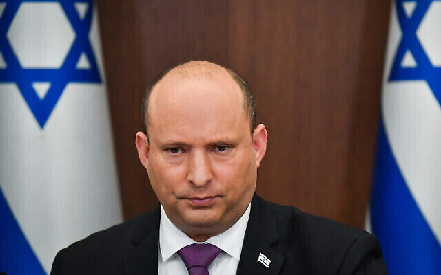 تصویر: نفتالی بنت نخست وزیر اسرائیل در جلسهٔ کابینه در مقر نخست وزیری در اورشلیم، ۲۷ فوریهٔ ۲۰۲۲. 
(Yoav Ari Dudkevitch/Pool)