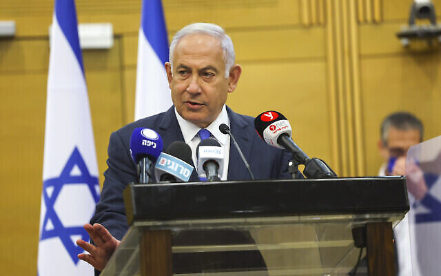 تصویر:‌ بنیامین نتانیاهو رهبر «لیکود» حین سخن در جلسهٔ حزبی خود در کنست، ۲۸ فوریه ۲۰۲۲. 
(Yonatan Sindel/Flash90)