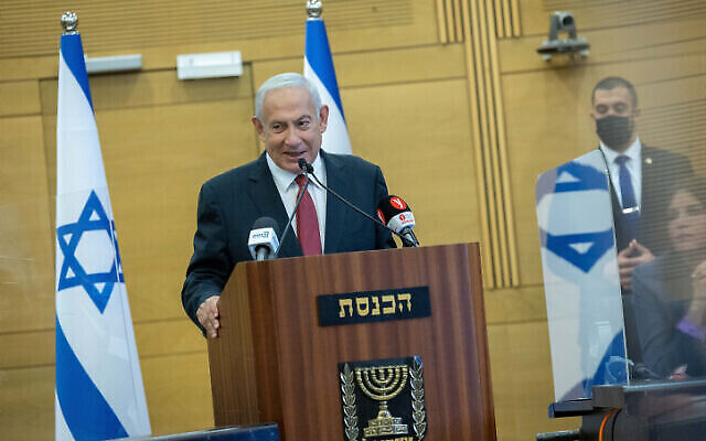 تصویر: بنیامین نتانیاهو رهبر اپوزیسون اسرائیل در جلسهٔ حزب «لیکود» در کنست، اورشلیم، ۷ مارس ۲۰۲۲. 
(Yonatan Sindel/Flash90)