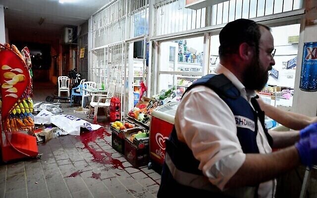 تصویر: افسران پلیس و پاراپزشکان اسرائیلی در صحنهٔ تیراندازی تروریستی در بنی براک، ۲۹ مارس ۲۰۲۲. 
(Avshalom Sassoni/Flash90)
