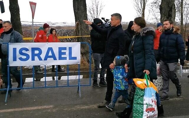 تصویر: در ۸ مارس ۲۰۲۲، «دیوید سارنگا» سفیر اسرائیل در رومانی، وسط، در شهر مرزی سریت، کودکان بیمار اوکراینی که برای خدمات درمانی حیاتی با هواپیما به اسرائیل منتقل می شوند را همراهی می کند. (Courtesy)