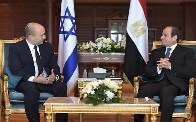 تصویر: نفتالی بنت نخست وزیر اسرائیل، چپ، و عبدالفتاح السیسی رئیس جمهوری مصر حین ملاقات در ۱۳ سپتامبر ۲۰۲۱ در شرم الشیخ. (Kobi Gideon/GPO)