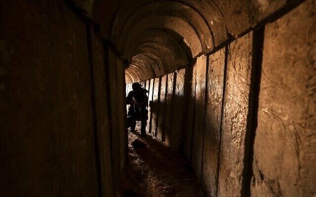 یکی از اعضای جهاد اسلامی فلسطینیان حین خروج از تونل در نوار غزه، ۱۷ آوریل ۲۰۲۲، در بازدید رسانه ها، همزمان با خشونت های فزاینده در اسرائيل. (Mahmud Hams/AFP)