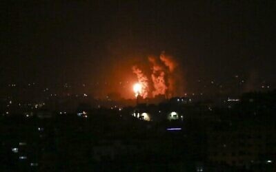 تصویر: به تاریخ ۲۱ آوریل ۲۰۲۲، شعله های آتش و دود طی حمله هوایی اسرائیل در ناحیهٔ مرکزی نوار غزه به هوا برخاسته است. (BASHAR TALEB / AFP)