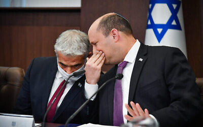 تصویر: نفتالی بنت نخست وزیر اسرائیل بهمراه یائیر لپید وزیر خارجه در جلسه کابینه در مقر نخست وزیری، اورشلیم، ۲۷ فوریه ۲۰۲۲. (Yoav Ari Dudkevitch/Pool)