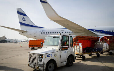 تصویر: به تاریخ ۱ مارس ۲۰۲۲، کارگران فرودگاه بن گوریون، تل آویو، محمولهٔ کمک های بشردوستانهٔ اسرائیل به اوکراین را بار هواپیمای ال عال می کنند. (Avshalom Sassoni‎‏/Flash90)