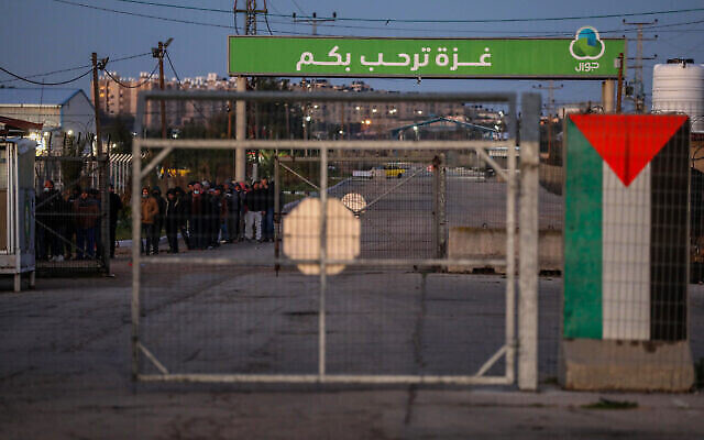 تصویر: کارگران فلسطینی در روز ۱۳ مارس ۲۰۲۲ در گذرگاه اِرِز در جنوب نوار غزه منتظر ورود به اسرائیل برای کار مشاهده می شوند. (Attia Muhammed/Flash90)