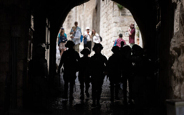 تصویر: افسران پلیس اسرائيل هنگام زدوخوردهای بیرون تپهٔ معبد مقدس، شهر قدیم اورشلیم، ۱۷ آوریل ۲۰۲۲. (Yonatan Sindel/Flash90)