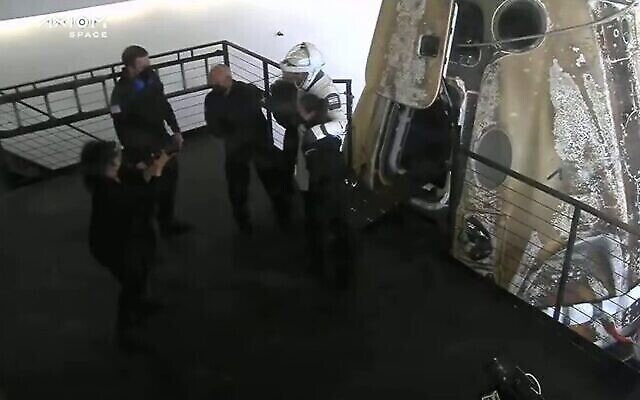 تصویر: «ایتان استب» پس از بازگشت به زمین از ایستگاه فضایی بین المللی بهمراه هیئت اکسیوم-۱ در تاریخ ۲۵ آوریل ۲۰۲۲، از کپسول فضایی دراگون جدا می شود. (Screenshot Axiom Space Twitter)