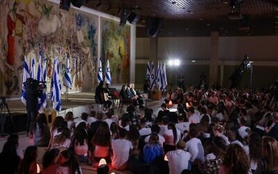 تصویر: «یوسف هرشکویتز» بازماندهٔ هولوکاست روی صحنه، بهمراه «میکی لیوی» رئیس کنست در اولین مراسم «ذاکرین بسّالون» که در بزرگداشت روز یادبود هولوکاست، در ۲۶ آوریل ۲۰۲۲، روایت خود را بازگو می کند.
(Noam Moskowitz/Knesset Spokesperson)