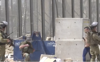 تصویر: فیلم سربازان اسرائیلی در پی تیراندازی روز یکشنبه، ۱۰ آوریل ۲۰۲۲ در حُسان که طی آن یک زن فلسطینی کشته شد. (screenshot: Palestine TV)