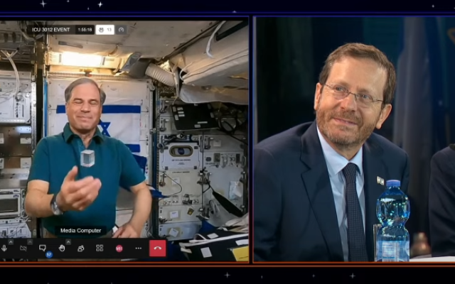 «ایتان استب» فضانورد اسرائیلی، چپ، در ایستگاه بین المللی فضایی، حین تماس ویدئویی با ایتسخاک هرتزوگ رئیس جمهوری اسرائیل، ۱۰ آوریل ۲۰۲۲. (Screen grab/ YouTube)