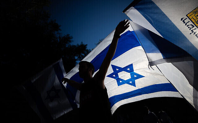 تصویر: مردم اسرائیل در مراسم «رژه پرچم» در نزدیکی شهر قدیم اورشلیم، ۱۵ ژوئن ۲۰۲۱. 
(Yonatan Sindel/Flash90)