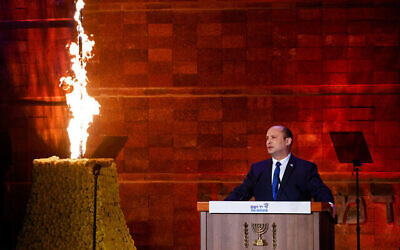 تصویر: نفتالی بنت نخست وزیر اسرائیل حین گفتگو در مراسم موزهٔ یاد واشم هولوکاست در اورشلیم، ۲۷ آوریل، سالگرد یادبود هولوکاست در اسرائیل. (Olivier Fitoussi/Flash90)