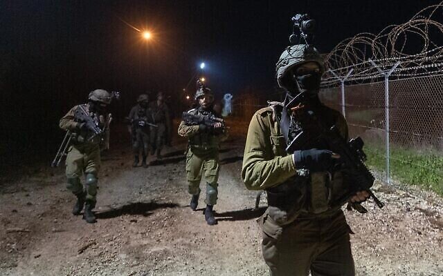 تصویر: سربازان نیروهای دفاعی حین عملیات در کرانه باختری در عکسی که ارتش در ۲ آوریل ۲۰۲۲ منتشر کرد.
(Israel Defense Forces)