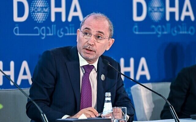 تصویر: «ایمن صفدی» وزیر خارجهٔ اردن حین سخن در پانل انجمن دوحه در پایتخت قطر، ۲۶ مارس ۲۰۲۲. 
(Ammar Abd Rabbo/MOFA/Doha Forum/AFP)
