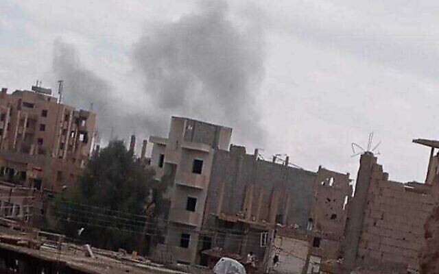 تصویر: دودی که در پی حملهٔ هوایی که گفته می شود در شرق سوریه رخ داد بهوا بلند شده؛ ۷ مه ۲۰۲۲. 
(Social media)