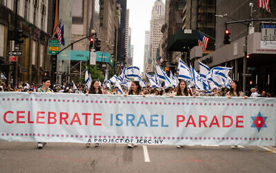 رژهٔ بزرگداشت اسرائیل در نیویورک، ۲۲ مه ۲۰۲۲. (Luke Tress/Times of Israel)