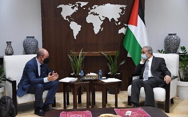 تصویر: «هدی عمرو» فرستادهٔ ایالات متحده در مناقشهٔ اسرائیل و فلسطینیان در ملاقات با «محمد شطحیه» نخست وزیر تشکیلات خودگردان  فلسطینیان در رام الله، ۱۳ ژوئن ۲۰۲۱. (WAFA)
