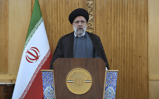 تصویر: ابراهیم رئیسی رئیس جمهور رژیم ایران حین سخنرانی هنگام خروج از فرودگاه مهرآباد برای سفر به عمان، ۲۳ مه ۲۰۲۲. (AP Photo/Vahid Salemi)