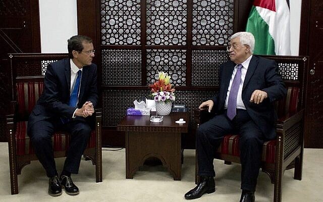 تصویر: محمود عباس، رهبر تشکیلات خودگردان فلسطینیان، راست، در ملاقات با ایتسخاک هرتزوگ، رئیس جمهور کنونی و رهبر وقت حزب اتحاد صیونیست، رام الله، ۱۸ اوت ۲۰۱۵. (AP Photo/Nasser Nasser/File)