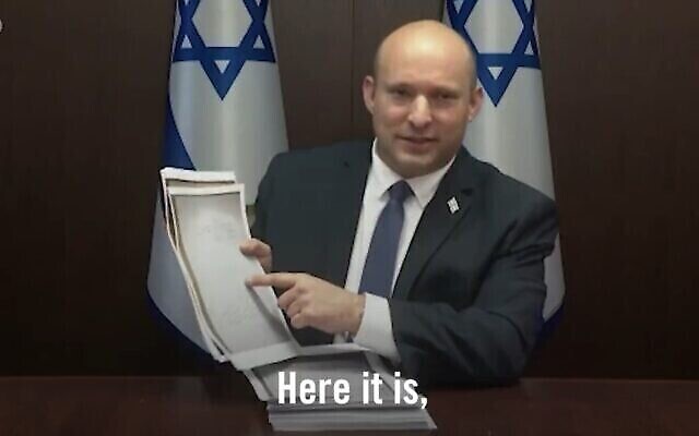 اسکرین شات ویدئویی از صحنه ای که نفتالی بنت نخست وزیر اسرائيل در ۳۱ مه ۲۰۲۲،  اسنادی که به گفتهٔ او اثبات جاسوسی ایران از آژانس بین المللی انرژی اتمی است را نشان می دهد