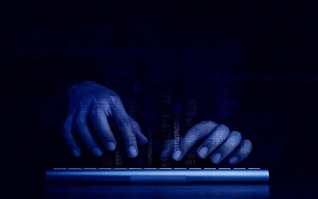 تصویر تزئینی از شخصی حین تایپ کردن با کیبورد حین حملهٔ سایبری. 
(Techa Tungateja via iStock by Getty Images)