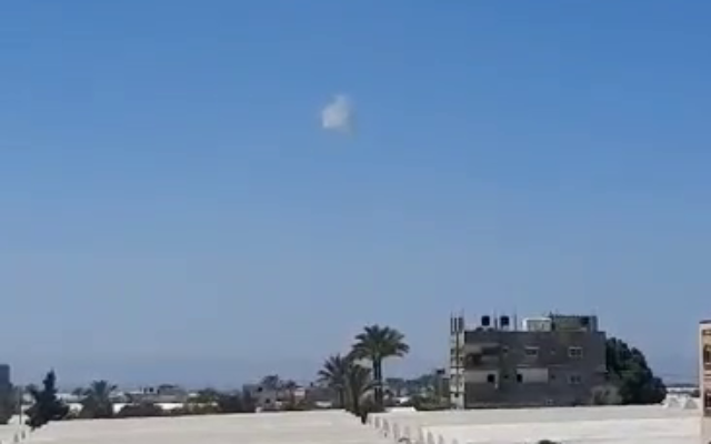 تصویر: پس از انهدام پهباد توسط گنبد آهنین در ۱۹ مه ۲۰۲۲، ابری از دود بر فراز نوار غزه مشاهده می شود. 
(screenshot: Twitter)