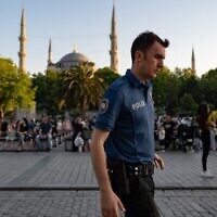 تصویر: در روز ۱۴ ژوئن ۲۰۲۲ افسر پلیس ترکیه از مقابل مسجد آبی استانبول می گذرد. (Yasin Akgul/AFP)