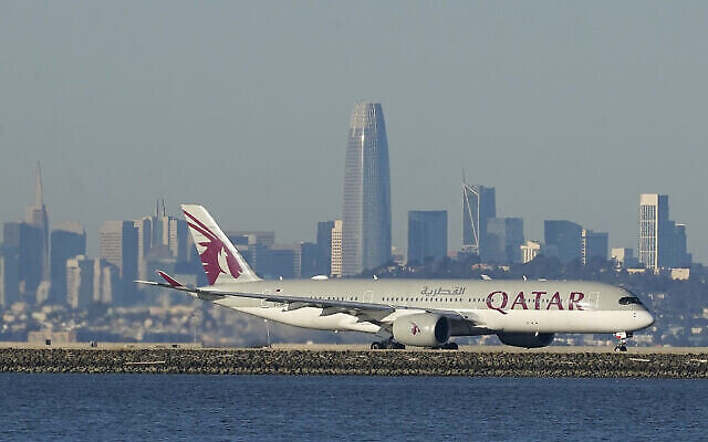 تصویر: هواپیمای خطوط هوایی قطر در فرودگاه بین المللی سان فرانسیسکو، در سان فرانسیسکو، دورهٔ پاندمی کرونا برای بلند شدن از روی باند آماده می شود؛‌ ۲۲ دسامبر ۲۰۲۰. (AP Photo/Jeff Chiu, File)