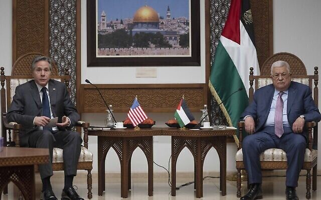تصویر: محمود عباس رئیس تشکیلات خودگردان فلسطینیان، راست، و آنتونی بلینکن وزیر خارجهٔ ایالات متحده حین ایراد بیانیهٔ مشترک در پی ملاقات در رام الله، کرانهٔ باختری، ۲۷ مارس ۲۰۲۲. (AP Photo/ Nasser Nasser)